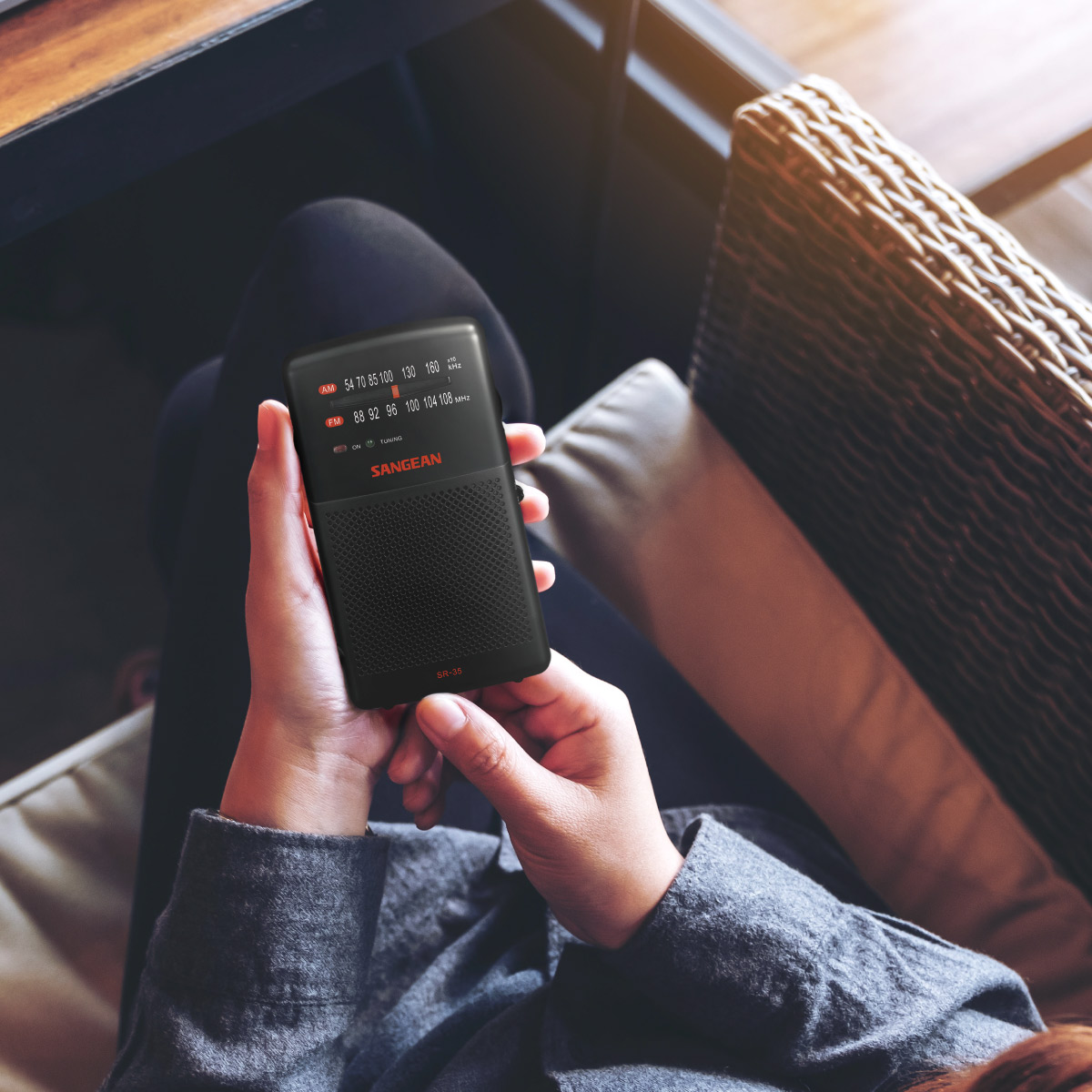 SR-35 AM / FM Pocket Radio